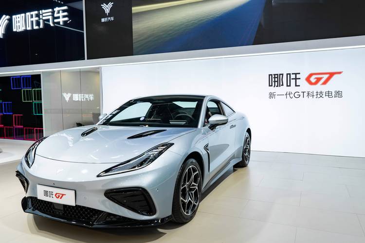 深圳302哪吒汽车在智能汽车领域的表现，领途汽车在新能源汽车市场中的影响力